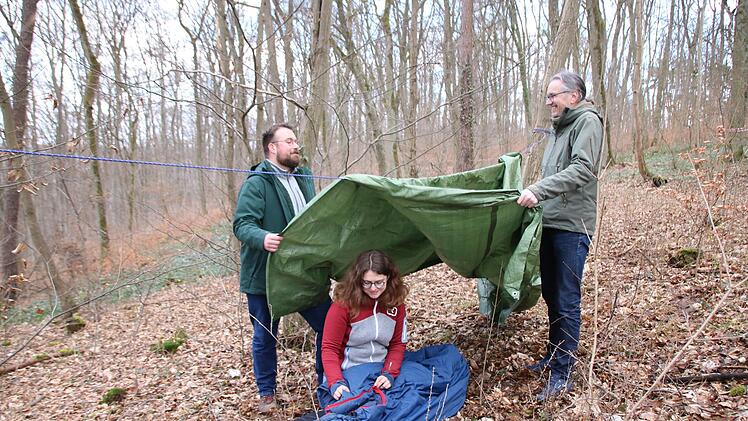 Felix Papsch (von links), Lisa Graskamp und Leiter Dr. Joachim Schneider machen einen Probelauf für die geplanten Waldübernachtungen im Klaushof.