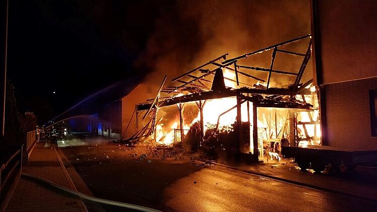 Scheunenbrand hält Michelau in Atem: Verletzte und großer Schaden