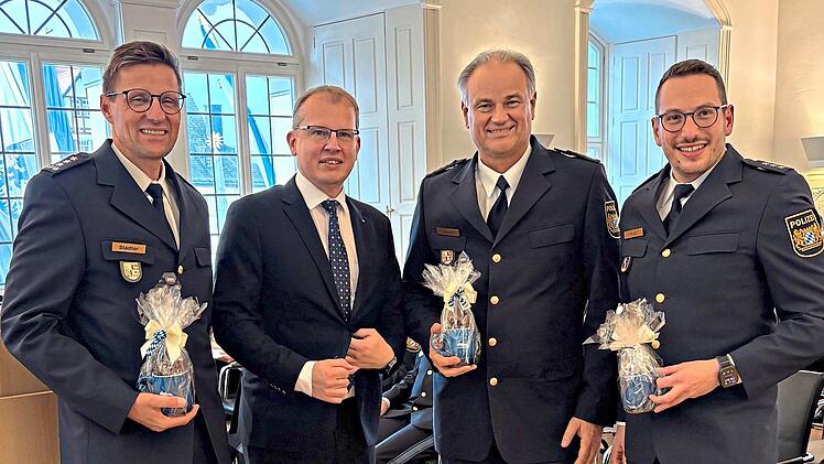 Oberb&uuml;rgermeister Ralf Hartnack hie&szlig; den neuen Polizeichef J&uuml;rgen Stadter (links) in Kulmbach willkommen und verabschiedete dessen Vorg&auml;nger Jonas Krug (rechts) und Peter H&uuml;bner.Polizeipr&auml;sidium Oberfranken