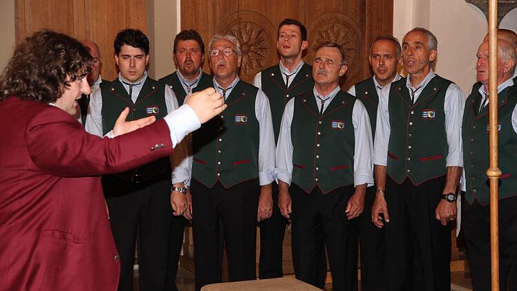 Die Sänger des "Coro Paganella" bei ihrem Auftritt in Eggolsheim Foto: Erlwein