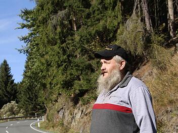 Reinhold Demantke steht auch zwei Jahre nach dem Geschehen, direkt an der Umgehungsstraße von Nordhalben, noch fassungslos da. Niemand will oder kann dem Frührentner helfen.  Fotos: Michael Wunder