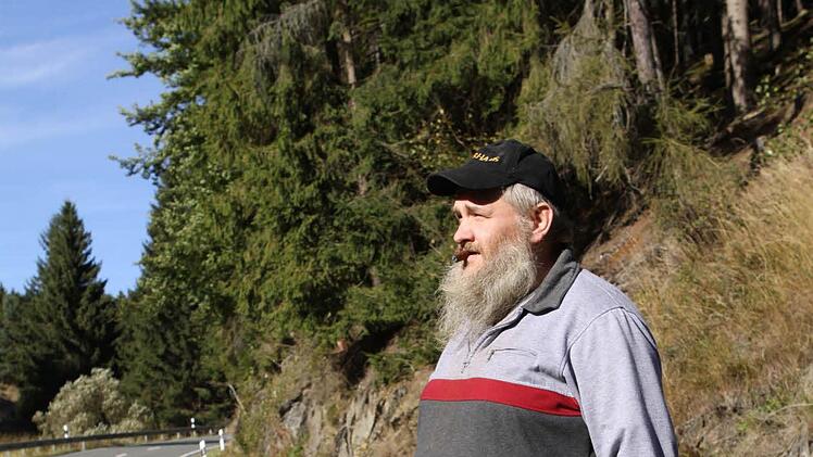 Reinhold Demantke steht auch zwei Jahre nach dem Geschehen, direkt an der Umgehungsstraße von Nordhalben, noch fassungslos da. Niemand will oder kann dem Frührentner helfen.  Fotos: Michael Wunder