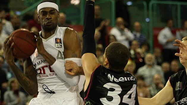 Der Bamberger Center D'or Fischer sichert sich vor Kyle Weems den Ball. Fotos. sportpress