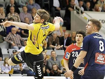 Till Riehn zieht hier kraftvoll Richtung Gästetor ab und erzielt eines seiner zwei Tore beim verdienten HSC-Sieg gegen HBW Balingen-Weilstetten II.  Fotos: Iris Bilek
