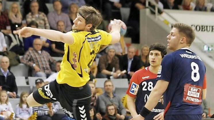 Till Riehn zieht hier kraftvoll Richtung Gästetor ab und erzielt eines seiner zwei Tore beim verdienten HSC-Sieg gegen HBW Balingen-Weilstetten II.  Fotos: Iris Bilek