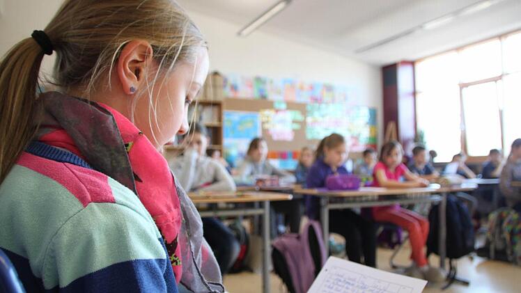 Sarah Brust liest den anderen ihren Aufsatz vor.