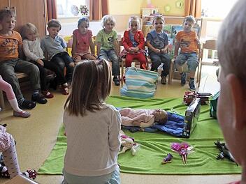 In der Gruppe stellen die Kinder ihre Spielzeuge den anderen vor.  Fotos: Sarah Dann