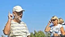 Aufgemerkt: Wanderführer Robert Hirschmann hatte eine Menge zu erzählen.  Foto: Katrin Geyer