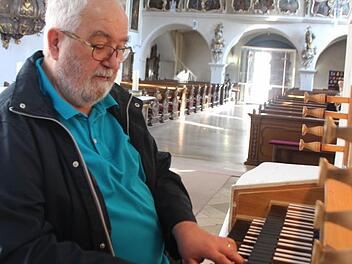 Franz-Josef Saam an der Chororgel der Forchheimer Klosterkirche. Foto: Ekkehard Roepert