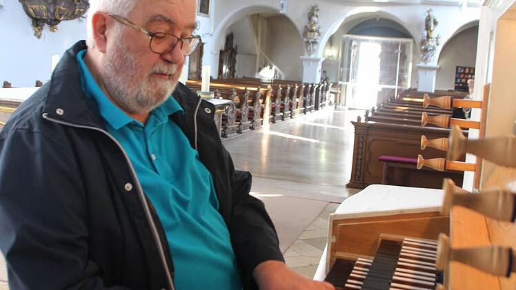 Franz-Josef Saam an der Chororgel der Forchheimer Klosterkirche. Foto: Ekkehard Roepert