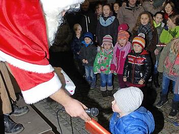 Ein Geschenk vom Nikolaus höchstpersönlich - da bleibt der kleine Mann doch etwas skeptisch. Foto: Karl Klippel