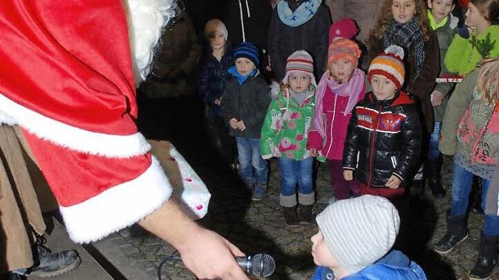 Ein Geschenk vom Nikolaus höchstpersönlich - da bleibt der kleine Mann doch etwas skeptisch. Foto: Karl Klippel