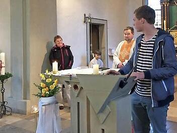 Clemens Reitelbach (rechts) einer der Oberministranten, würdigte mit Pfarrer Michael Erhart am Ort ihres Wirkens die Zeilerin Birgitte Hamm für ihren langjährigen Mesnerdienst. Seit Jahrzehnten kümmert sich die 59-Jährige darum, dass oben am Marienwallfahrtsheiligtum alles "passt". Sie hält auch selbst Andachten.