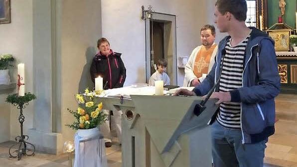 Clemens Reitelbach (rechts) einer der Oberministranten, würdigte mit Pfarrer Michael Erhart am Ort ihres Wirkens die Zeilerin Birgitte Hamm für ihren langjährigen Mesnerdienst. Seit Jahrzehnten kümmert sich die 59-Jährige darum, dass oben am Marienwallfahrtsheiligtum alles "passt". Sie hält auch selbst Andachten.