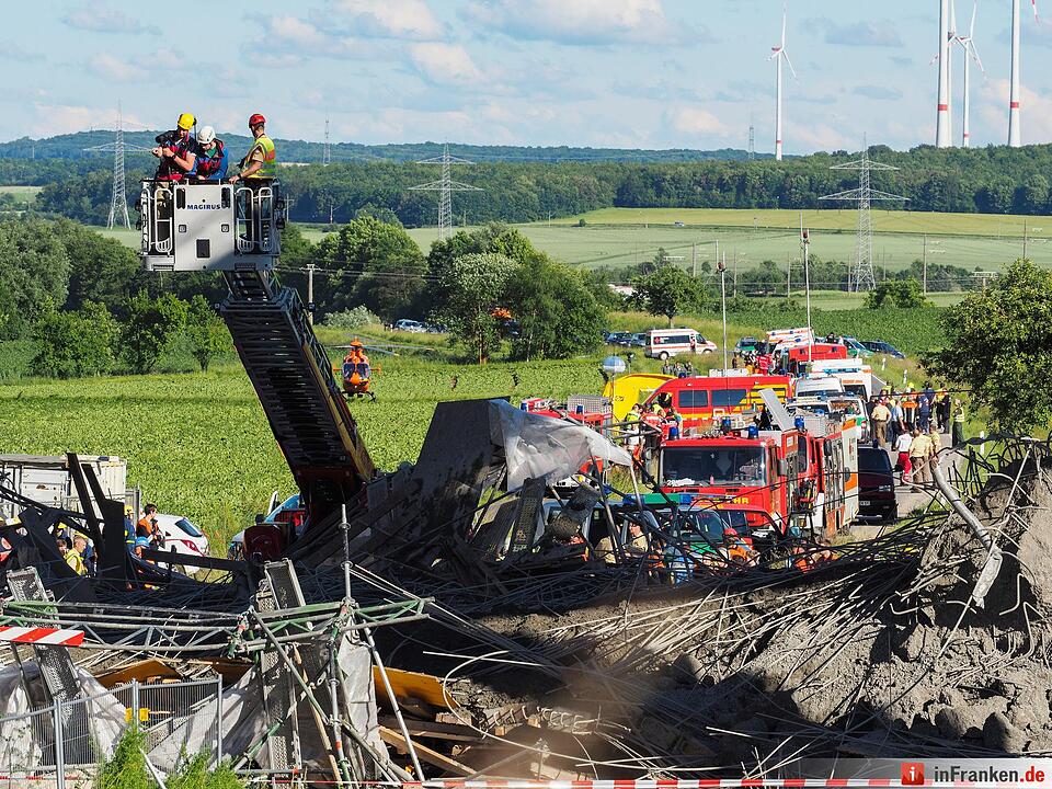 Gerüsteinsturz unter Autobahnbrücke