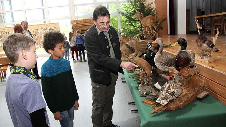 Albert Engst erklärt die Tierpräparate Foto: Richard Sänger
