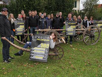Die Hallerndorfer Kerwasbum und- madla spenden ihre Einnahmen aus dem letzten Jahr für soziale Zwecke. Zudem haben sie die nostalgischen Kirchweihtransportfahrzeuge fachmännisch renoviert.