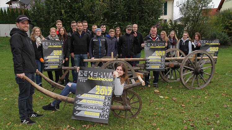 Die Hallerndorfer Kerwasbum und- madla spenden ihre Einnahmen aus dem letzten Jahr für soziale Zwecke. Zudem haben sie die nostalgischen Kirchweihtransportfahrzeuge fachmännisch renoviert.
