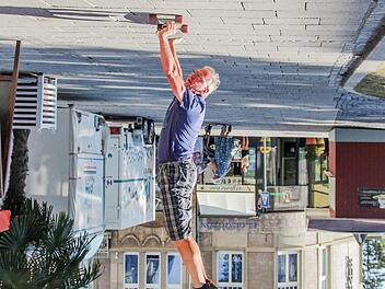 Nicht nur die Stadt im Bild steht Kopf: Auch Steffen Schmitt sieht den Festzug auf seinem Longboard aus anderer Perspektive als die Besucher.Johannes Schlereth