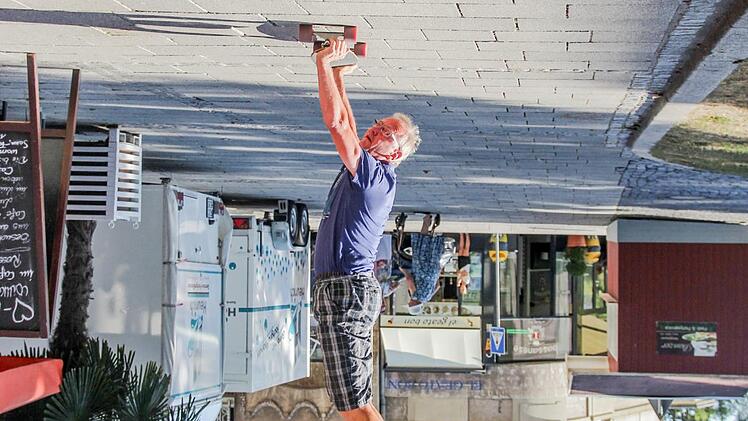 Nicht nur die Stadt im Bild steht Kopf: Auch Steffen Schmitt sieht den Festzug auf seinem Longboard aus anderer Perspektive als die Besucher.Johannes Schlereth