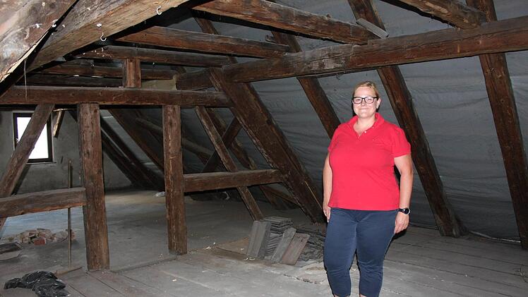 Zwischen den alten Balken unterm Dach soll ein modernes Büro eingerichtet werden - mit zusätzlichen Fenstern und Klimaanlage.