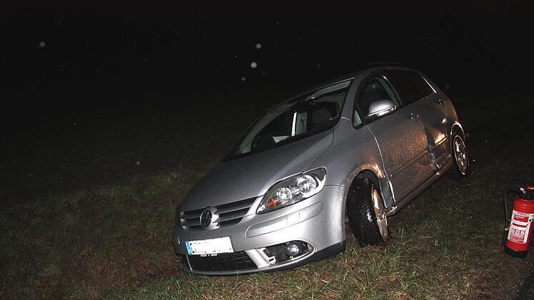 Zwei Autos landeten nach einem Zusammenstoß im Graben.    Foto: Richard Sänger
