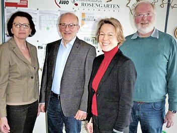Bei der Stabübergabe im Seniorenpark "Rosengarten" (von links): Awo-Geschäftsführerin Elisabeth Weith, Matthias Hoderlein, Awo-Hauptgeschäftsführerin Margit Vogel und Albrecht Diller.  Foto: Werner Reißaus