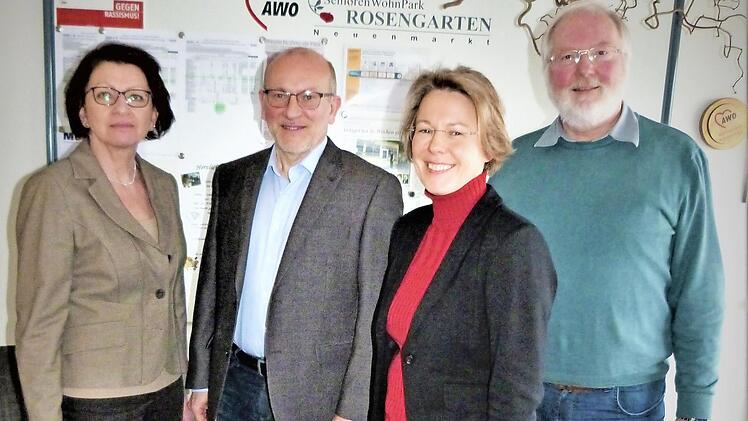 Bei der Stabübergabe im Seniorenpark "Rosengarten" (von links): Awo-Geschäftsführerin Elisabeth Weith, Matthias Hoderlein, Awo-Hauptgeschäftsführerin Margit Vogel und Albrecht Diller.  Foto: Werner Reißaus