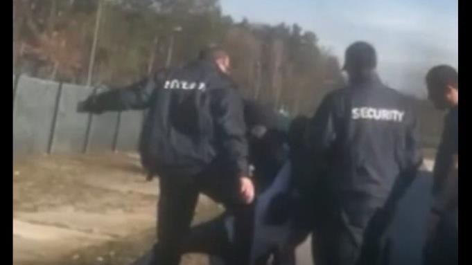 Ist in diesem Video-Ausschnitt ein Tritt eines Sicherheitsmitarbeiters mit dem Knie gegen den Kopf eines Bewohners der Ankereinrichtung Bamberg zu sehen? Der Flüchtlingsrat sagt: eindeutig. Die Ermittlungen laufen. Screenshot: FT