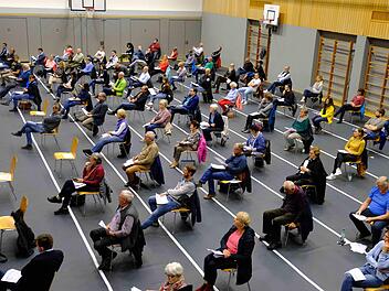 Die Saaletalhalle reichte aus, um genügend Abstand zwischen den Delegierten des TV/DJK zu gewähren. Gerd Schaar