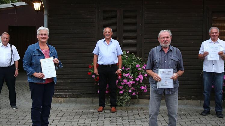"Eine Jury zu überzeugen, die nicht vor Ort ist, stellt keine leichte Aufgabe dar", sagte Vorsitzender Erwin Gradl (Bildmitte) bei der diesjährigen Jahreshauptversammlung der Siedlergemeinschaft Seßlach im Vereinsheim Ende September. Mit im Bild: Beisitzerin Regina Autsch und die langjährigen Mitglieder Hans Vogt (40 Jahre) und Franz Steinert (50 Jahre, von links). Foto: Bettina Knauth
