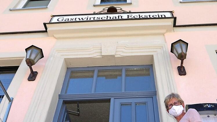 Juli: Wegen der Corona-Pandemie muss die Traditionsgaststätte Eckstein auf dem Neustadter Marktplatz schließen.  Wie viele Jahre konnten sich hier Gäste bewirten lassen? a) 49 Jahreb) 50 Jahrec) 51 Jahre