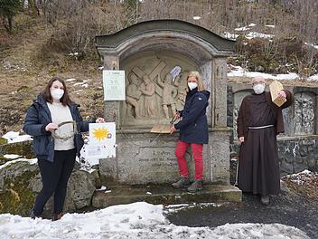 Der Kinderkreuzweg am Kreuzberg lädt Familien mit Kindern ein, sich auf den Spuren Jesus zu begeben. Die Kreuzwegstationen wurden kindergerecht gestaltet und bleibt bis einschließlich Karfreitag. Das Bild zeigt von links: Praktikantin Lara Bruck, Gemeindereferentin Evi Warnke und den Guardian das Kloster Kreuzberg Pater Korbinian Klinger.
