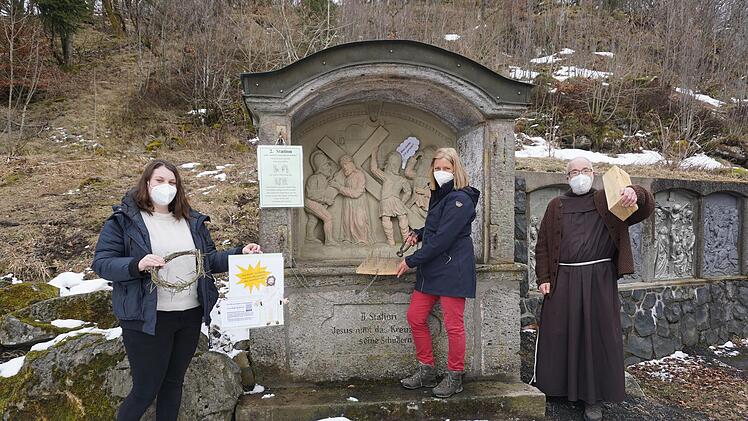 Der Kinderkreuzweg am Kreuzberg lädt Familien mit Kindern ein, sich auf den Spuren Jesus zu begeben. Die Kreuzwegstationen wurden kindergerecht gestaltet und bleibt bis einschließlich Karfreitag. Das Bild zeigt von links: Praktikantin Lara Bruck, Gemeindereferentin Evi Warnke und den Guardian das Kloster Kreuzberg Pater Korbinian Klinger.