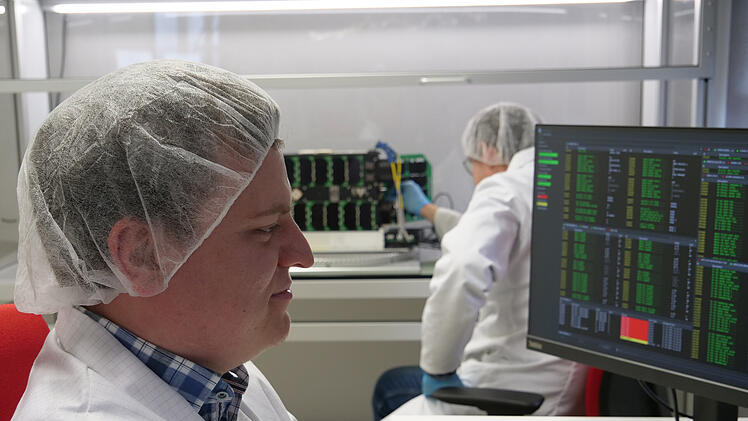 Würzburg: Nanosatellit testet KI-Technologien im Orbit - Kontrollzentrum auf Uni-Campus