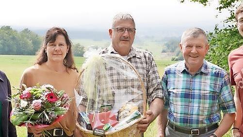 Geschenke zum Jubiläum: Jagdvorsteher Karl Schneider (2.v.r.) und sein Stellvertreter Thomas Rottenberger (rechts) bedankten sich bei Jagdpächter Andreas Söder (Mitte) und dessen Frau Marion (2.v.l.) mit einem Präsentkorb und Blumen. Silvia Metz (...