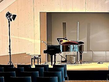 Noch ist die Bühne leer und der Saal still.