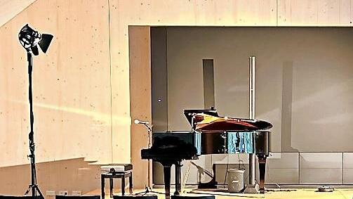 Noch ist die Bühne leer und der Saal still.