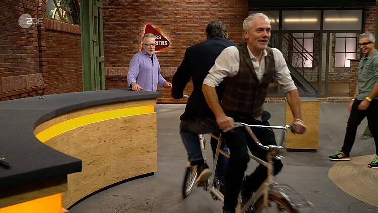 Daniel Meyer und Christian Vechtel probieren das Rad direkt aus.