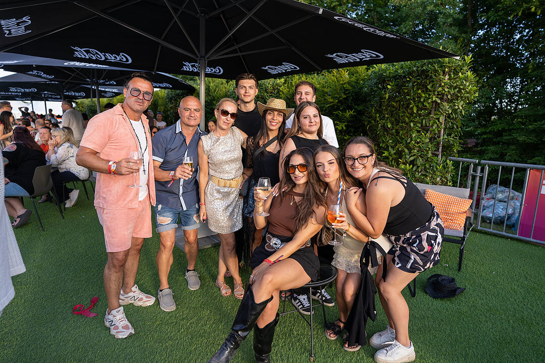 Mit vielen internationalen und nationalen Live-Acts.