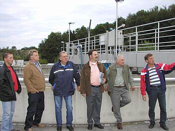 In der Aidhäuser Kläranlage in Happertshausen informierten sich die Burgpreppacher Gemeindevertreter über die Wirkungsweise der neuen Kläranlage in Happertshausen. Auf dem Bild sind (von links) zu sehen Manfred Schirdewahn, Günther Braterschofsky, Horst Vollert, Bürgermeister Dieter Möhring Aidhausen), Bürgermeister Karlheinz Denninger (Burgpreppach) und Klärwärter Harald Derra. Im August vor acht Jahren konnte man noch wissen, welche Probleme heute der Klärschlamm bringt. Archivfoto: gsch