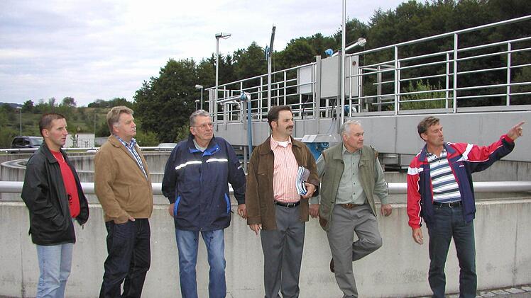 In der Aidhäuser Kläranlage in Happertshausen informierten sich die Burgpreppacher Gemeindevertreter über die Wirkungsweise der neuen Kläranlage in Happertshausen. Auf dem Bild sind (von links) zu sehen Manfred Schirdewahn, Günther Braterschofsky, Horst Vollert, Bürgermeister Dieter Möhring Aidhausen), Bürgermeister Karlheinz Denninger (Burgpreppach) und Klärwärter Harald Derra. Im August vor acht Jahren konnte man noch wissen, welche Probleme heute der Klärschlamm bringt. Archivfoto: gsch