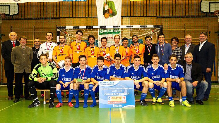 Die Endspielteams (sitzend Frohnlach in blau v.l. ) Jonas Hempfling, Rene Knie, Kevin Hartmann, Daniel Alles, Sertan Sener, Lukas Werner, Marcel Schöpf, Tim Rebhan - Spielleiter Bernd Geier: (stehend v.l. )Karlheinz Bram, Christian Höfner (Gambertbräu), Egon Grünbeck, Manuel Fröba, Banjamin Walter, Daniel Deuerling, Yakup Karapinar, Altan Yürük, Tobias Wagner, Alper Yürük, Coskun Kobal, Ensar Karapinar, Ibrahim Iskender, Marita Oppelt (Lotto), Helmut Dinkel, Gerhard Wunder