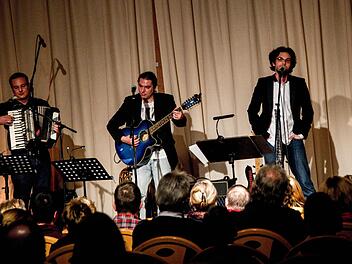 Florian Schilling (Bass, Akkordeon, Tuba), Helge Treybig (Gitarre), Florian Herrnleben (Gesang) und Johannes Speckamp (Klavier) präsentieren "Bamberg bassd scho".  Foto: pr