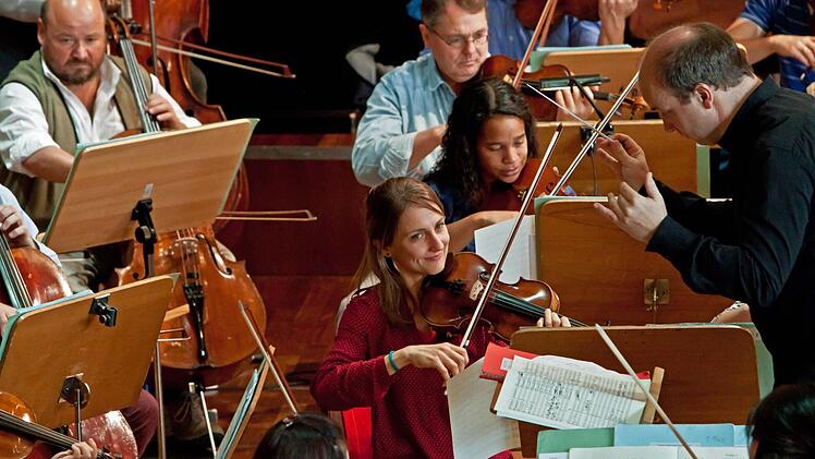 Roland Kluttig und das Philharmonische Orchester beim Concertino im Coburger Kongresshaus.Foto: Jochen Berger