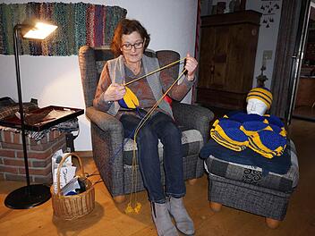 Johanna Saal aus Herschfeld sitzt Abend für Abend in ihrem Lieblingssessel und häkelt Mützen für das Spendenprojekt "Abana-Baseka - Lachende Kinder". Foto: Marion Eckert