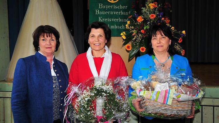 Kreisbäuerin Beate Opel (links) und Stellvertreterin Silvia Schramm (rechts) überreichten Maria Hochgruber Künzer einen Präsentkorb mit Spezialitäten aus der Genussregion Oberfranken. Foto: Stephan Herbert Fuchs