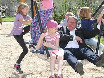 Bei der offiziellen Einweihung des Kindergartens in der Blaich ließ sich Oberbürgermeister Henry Schramm von den Kindern gerne ein bisschen "verschaukeln". Die Kleinen hatten Riesen-Spaß. Fotos: Sonny Adam