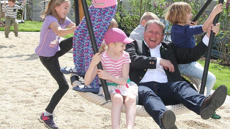 Bei der offiziellen Einweihung des Kindergartens in der Blaich ließ sich Oberbürgermeister Henry Schramm von den Kindern gerne ein bisschen "verschaukeln". Die Kleinen hatten Riesen-Spaß. Fotos: Sonny Adam