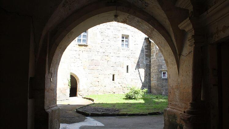 Blick durch den Torbogen in den Innenhof  Foto: Popp